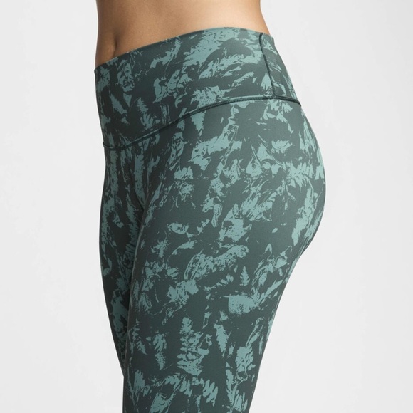 Nike One Women's High-Waisted 7/8 Printed Leggings. NWT! - Picture 3 of 9